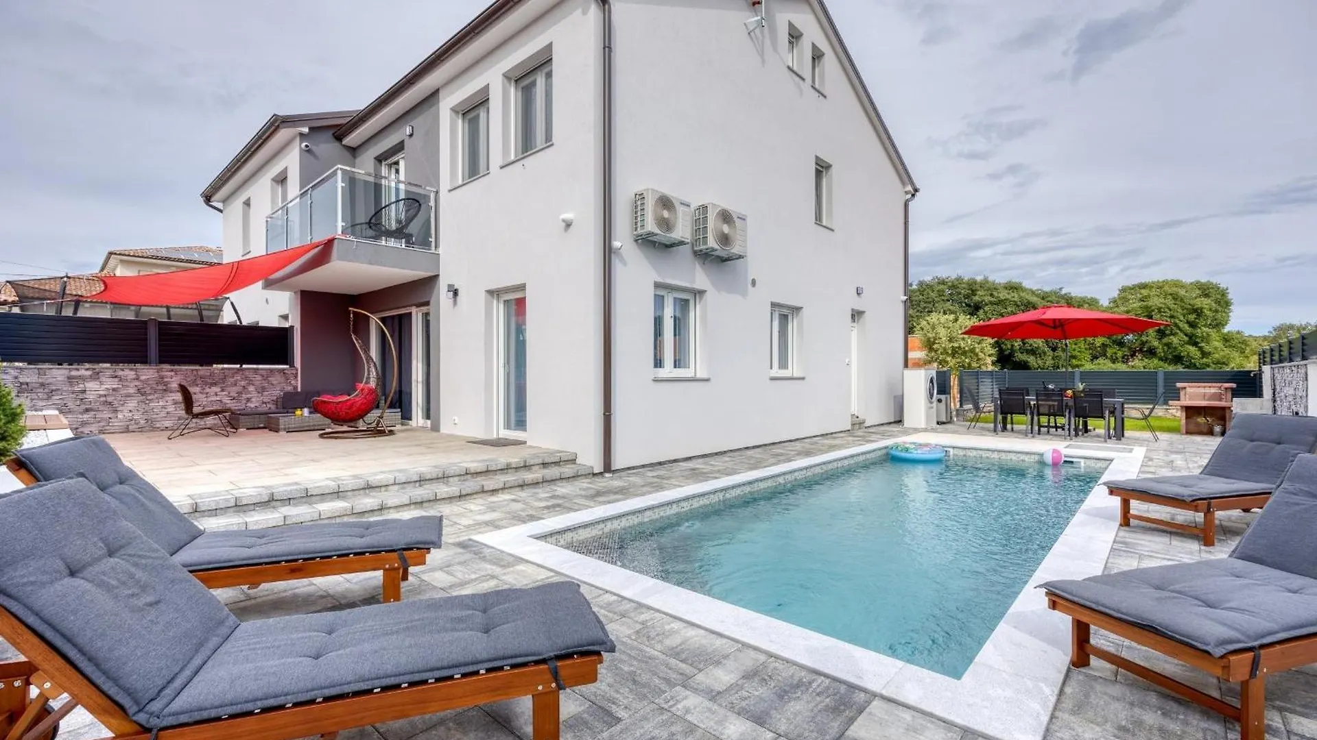Peaceful Blooming Villa With Pool Rovinj