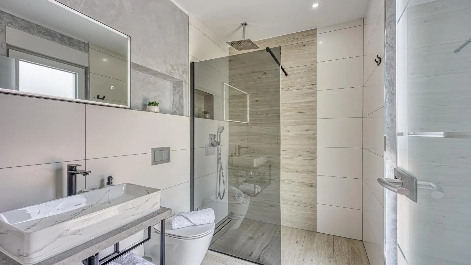 Peaceful Blooming Villa With Pool Rovinj