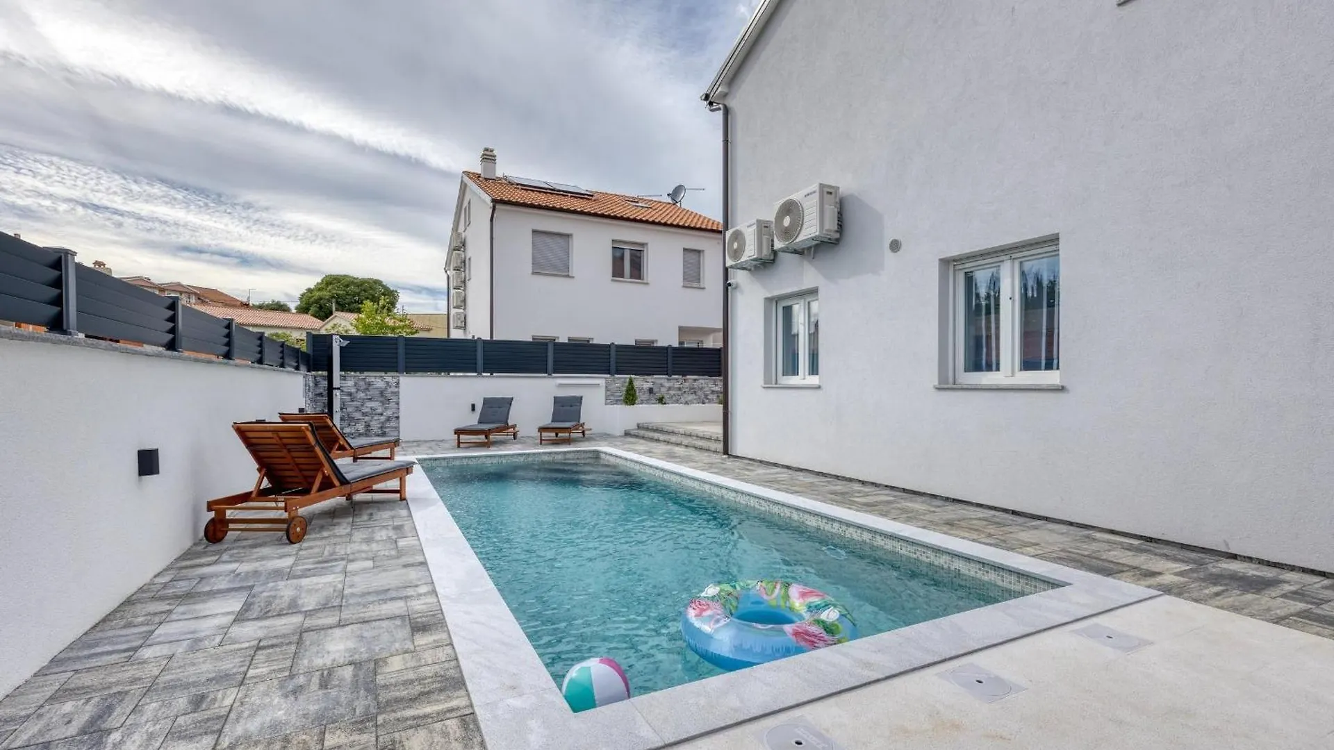 Peaceful Blooming Villa With Pool Rovinj